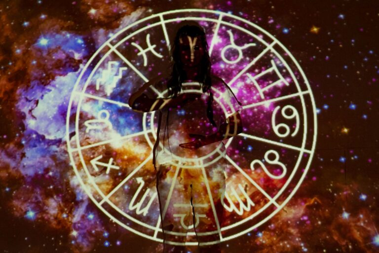 Marvel anuncia Zodiac, série de espionagem com estreia prevista para 2028 Leonardo da Vinci assembles the Great Wheel in Marvel Comics