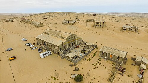 Uma tomada aérea de Kolmanskop , Namíbia, que foi usada para filmar cenas em Wasteland